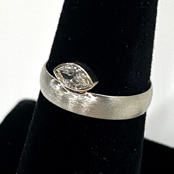 Marquise And White Gold Ring - Picture 2 of 3